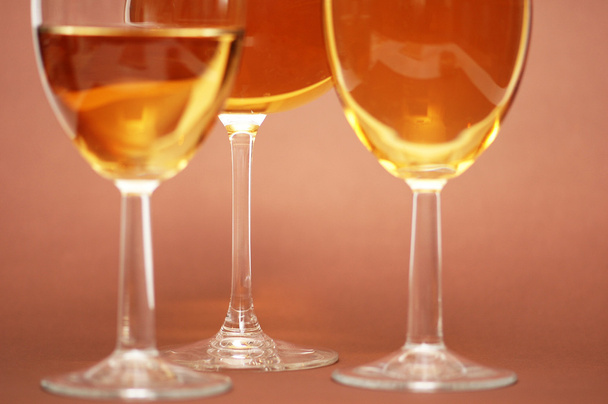 Tres copas de vino en el fondo del biege
 - Foto, Imagen