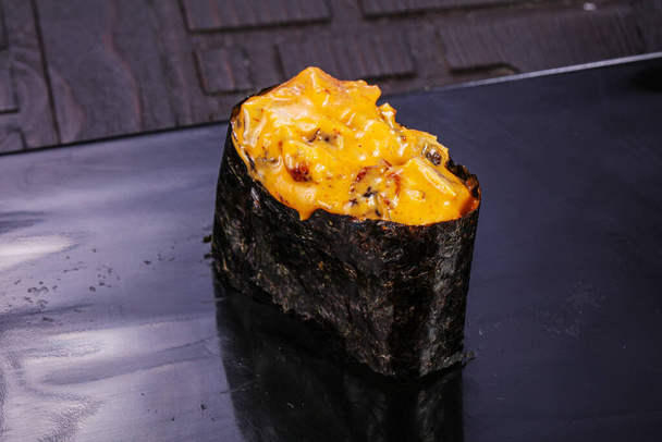 Cocina japonesa - Gunkan picante con pescado - Foto, imagen