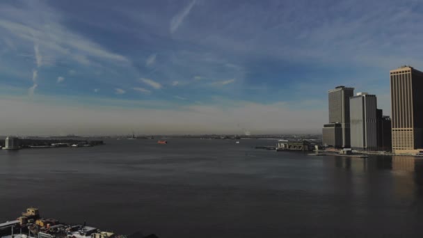 Rascacielos urbanos del Bajo Manhattan y Whitehall South Ferry Terminal, Nueva York, camino desde Staten Island NY NJ - Metraje, vídeo