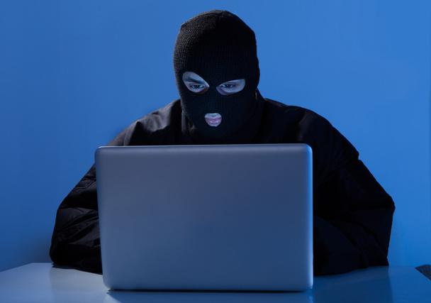 Criminal Using Laptop To Hack Online Account - Foto, Imagen