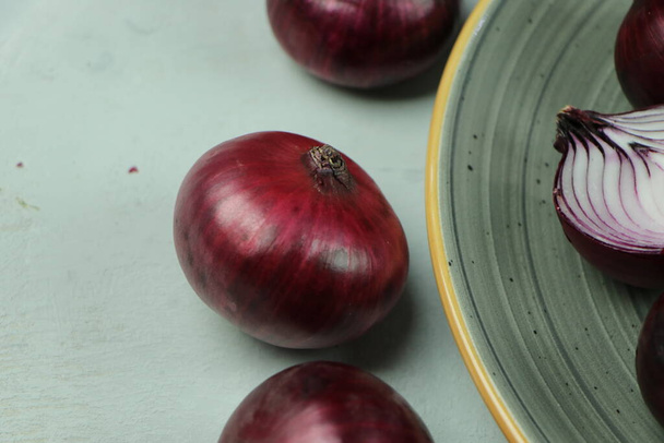 sweet red onions on background - Zdjęcie, obraz