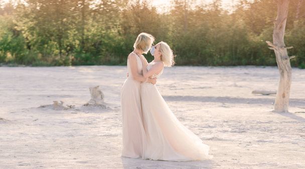 Lesbian couple wedding on white sand, wear masks to prevent epidemic COVID-19 - Foto, Imagen