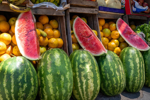 hedelmien ja vihannesten myynti katumarkkinoilla - Valokuva, kuva