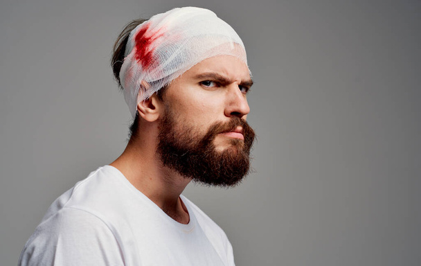 包帯の頭と腕の治療の負傷者病院の問題を持つ男 - 写真・画像