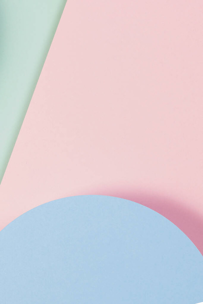 Абстрактний геометричний текстурний фон з м'якого зеленого, пастельно-рожевого, світло-блакитного кольорового паперу. Вид зверху, плоский ліжко
 - Фото, зображення
