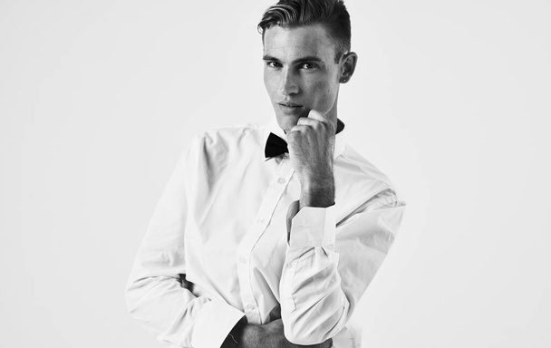Handsome guy in shirt and bow tie on light background portrait cropped view - Foto, Bild