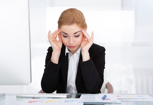 Businesswoman Suffering From Headache - Foto, Imagen