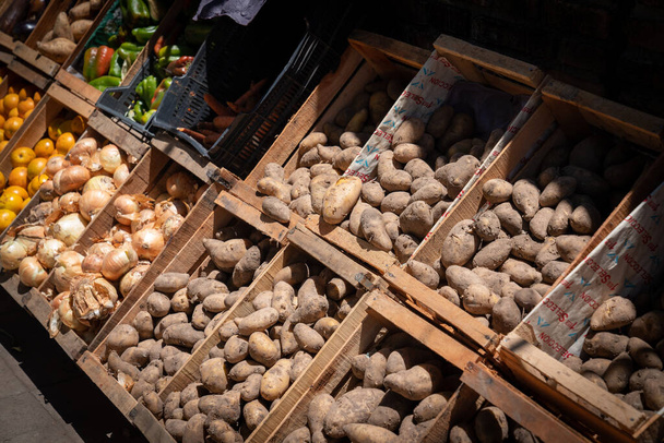 vender frutas y verduras en un mercado callejero - Foto, Imagen