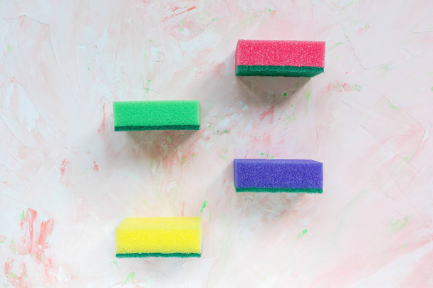 Nuevas esponjas coloridas para lavavajillas y limpieza - Foto, imagen