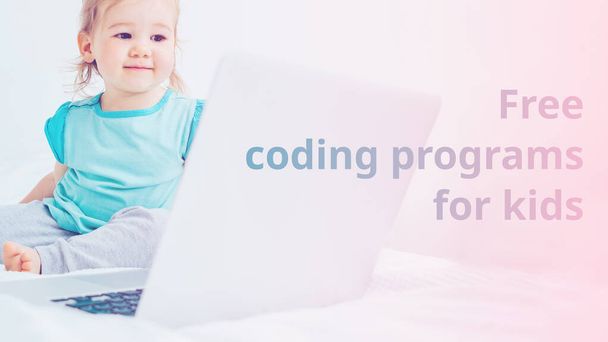 Koncepció a programozási nyelvek tanulásához ingyenes programokkal gyerekeknek. - Fotó, kép