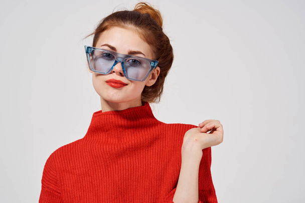 ελκυστική γυναίκα μοντέλο αξεσουάρ κόκκινο πουλόβερ μακιγιάζ - Φωτογραφία, εικόνα