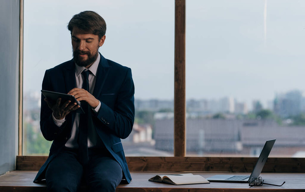 Мужчина в костюме с планшетом в руках должностного лица, профессиональные бизнесмены - Фото, изображение