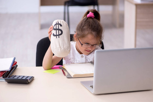 Funny small girl receiving salary in the office - Φωτογραφία, εικόνα