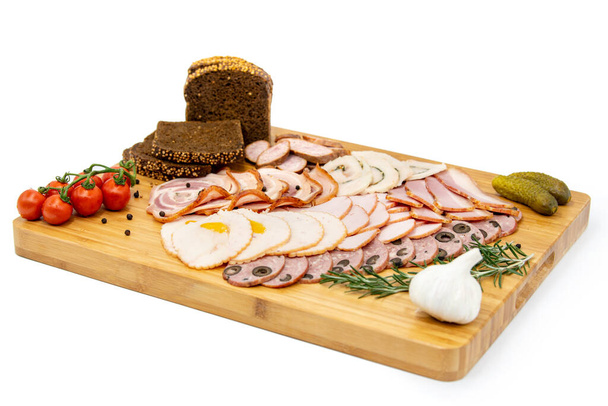 Plat de charcuterie de viande sur une planche en bois - Photo, image