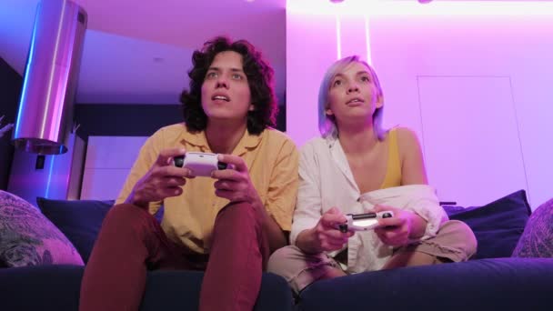 Mladá dívka hraje videohry se svým přítelem a smutný o ztrátě s ním. - Záběry, video