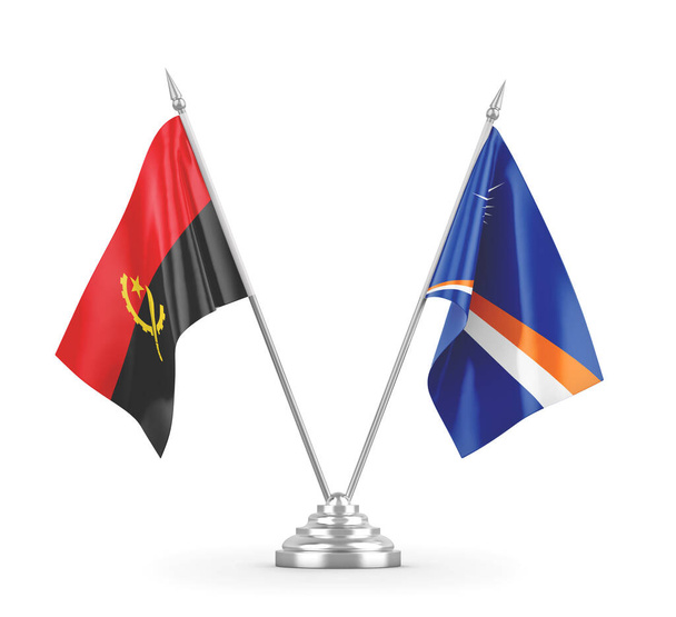 Marshalleilanden en Angola tafelvlaggen geïsoleerd op witte 3D-weergave - Foto, afbeelding