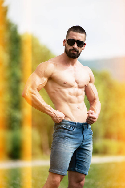 Handsome Beard Man Standing Strong and Posing at Outdoors - Background Nature of Leaves - Foto, Imagem