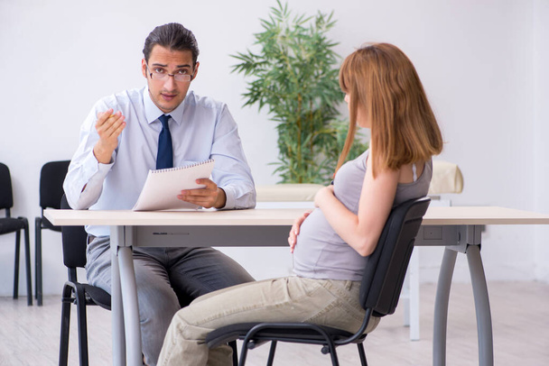 Donna incinta in visita medico psicologo maschile - Foto, immagini