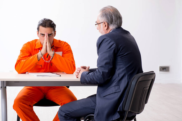Jovem reunião em cativeiro com advogado em prisão preventiva - Foto, Imagem