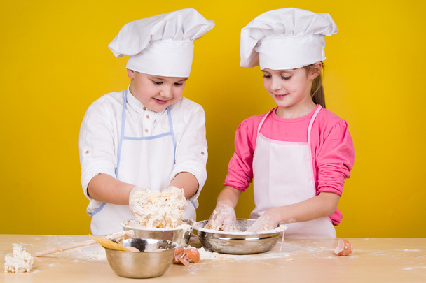 Cheerful children cook pizza - Zdjęcie, obraz