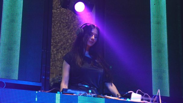 DJ disko gece kulübünde tekno müzik eşliğinde sahnede. - Fotoğraf, Görsel