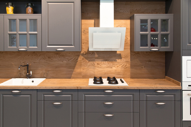 Interior de lujosos equipos de cocina modernos y gabinetes grises - Foto, Imagen