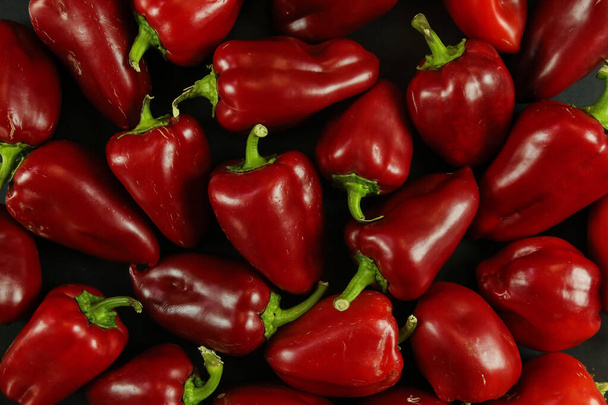 Κόκκινες πιπεριές σε μαύρο φόντο - Φωτογραφία, εικόνα