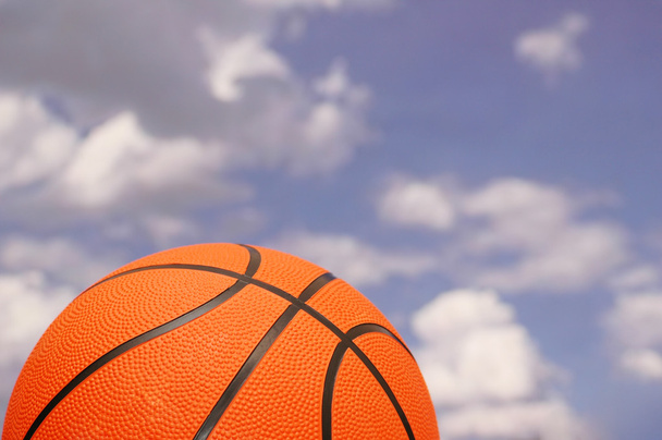 bulutlu gökyüzü turuncu basketbol - Fotoğraf, Görsel