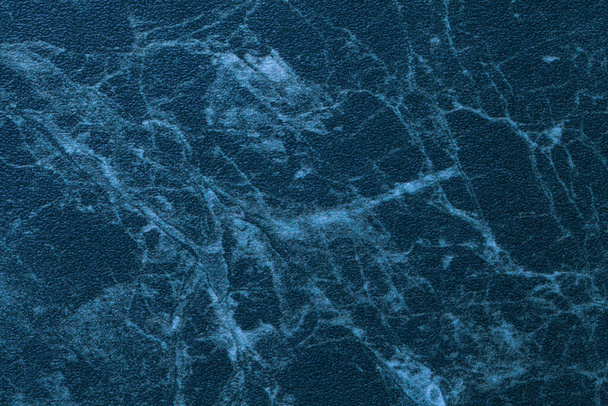 Textuur van marine blauw marmer voor tafelblad met lichte lijnen van patroon, macro achtergrond. Kunststeen aanrecht van minerale tegel voor het afdekken van tafel op keuken, abstract decor close-up. - Foto, afbeelding