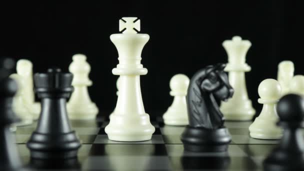 Peón negro corta reina blanca en tablero de ajedrez - Metraje, vídeo