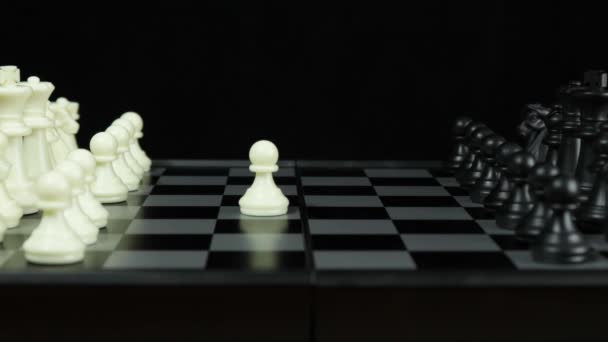 Eine Schachpartie. Die Hand eines Mannes bewegt einen Bauern auf dem schwarzen Schachbrett. - Filmmaterial, Video