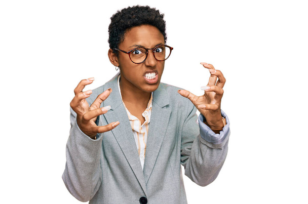 Молодая африканская американка в деловой одежде кричит расстроенная яростью, руки пытаются задушить, кричат безумно  - Фото, изображение
