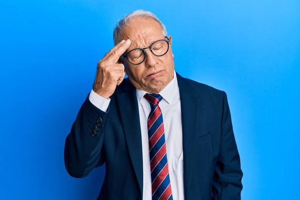 Vanhempi valkoihoinen mies yllään työpuku ja solmio huolissaan ja korosti ongelmaa käsi otsassa, hermostunut ja ahdistunut kriisistä  - Valokuva, kuva