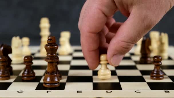 Game of Chess. Un échec mat. White gagne. Croissance personnelle, réalisation des objectifs, stratégie de réussite - Séquence, vidéo