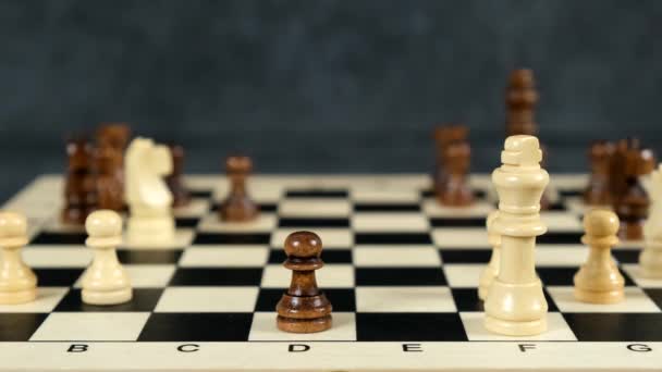 Schachspiel. Schachmatt. Schwarz gewinnt. Persönliches Wachstum, Erreichen von Zielen, Erfolgsstrategie - Filmmaterial, Video