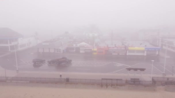 Зимняя сцена в тумане с воздуха Хэмптон-Бич, Нью-Гэмпшир во время пандемии Coronavirus Covid 19 - Кадры, видео