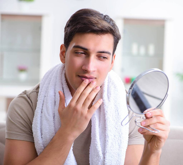 Homem se preparando para se barbear em casa - Foto, Imagem