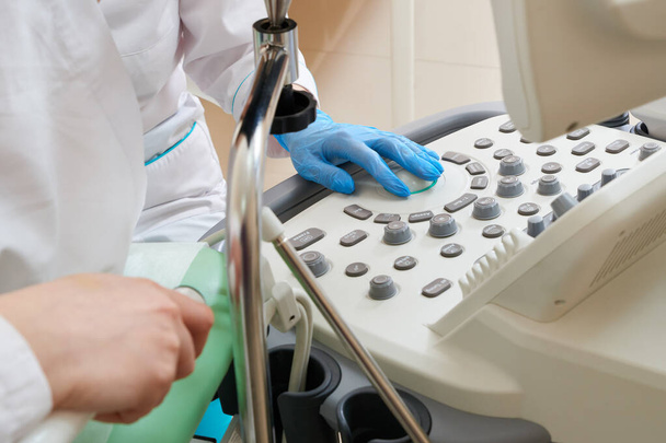Ausgeschnittene Ansicht des Gynäkologen und der Patientin beim Ultraschall - Foto, Bild