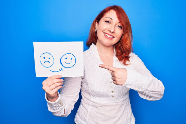 Vörös hajú edző nő kér depresszió gazdaság papír érzelem változás üzenet mosolygós boldog rámutatva kéz-és ujj - Fotó, kép
