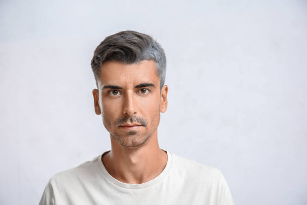 Uomo con capelli grigi su sfondo chiaro - Foto, immagini