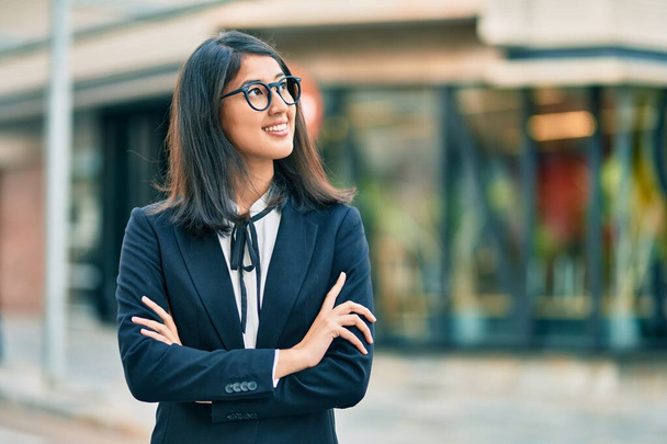 Young hispanic businesswoman smiling happy standing at the city. - Photo, Image
