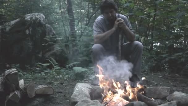 ember ül előtt egy camfire - Felvétel, videó