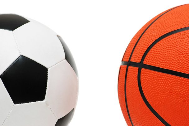 Futbol ve basketbol üzerinde beyaz izole - Fotoğraf, Görsel