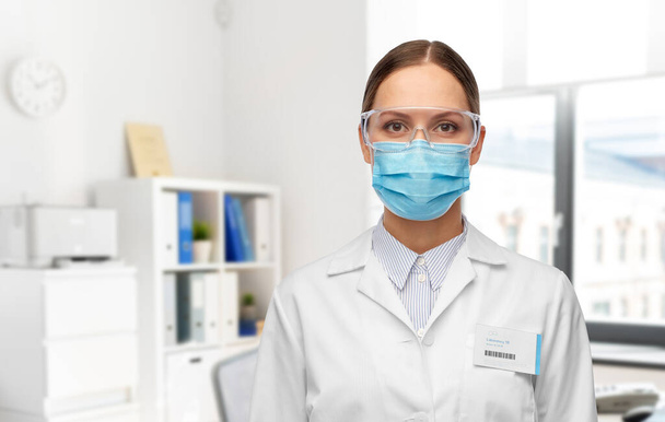 female scientist in medical mask and goggles - Foto, Imagem