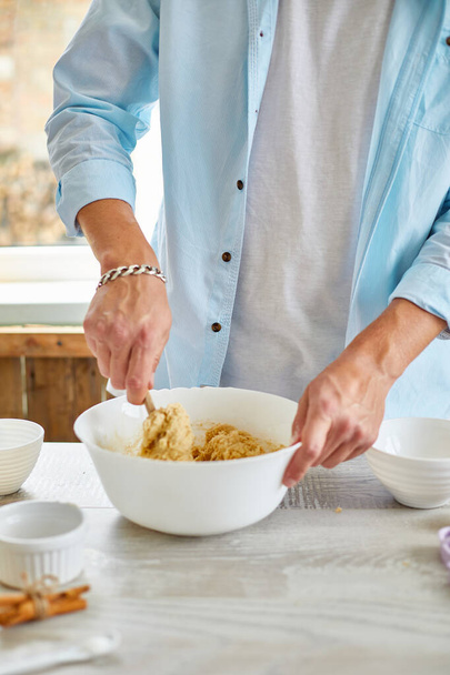 Homme, mâle formant la pâte à Bowl a et pétrissant à la maison dans la cuisine, préparation de biscuits, cuisine maison. - Photo, image