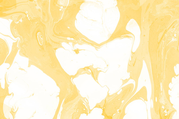 желтый мраморный фон с брызгами краски текстуры - Фото, изображение