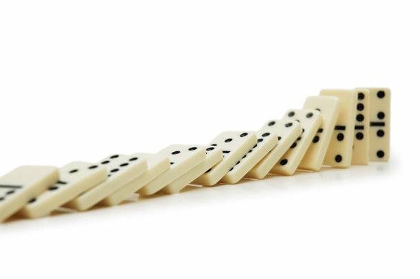 Domino-effect - dominos geïsoleerd op de witte - Foto, afbeelding