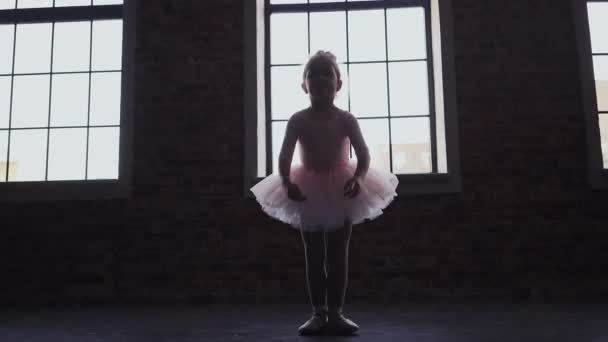 Gyermek kis balerina rózsaszín tütü táncosban. Gyerekbalett. Lassú mozgás.. - Felvétel, videó