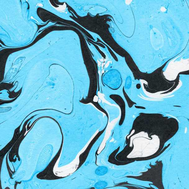 Kleurrijke marmeren inkt papier textuur op witte aquarel achtergrond. Chaotisch abstract organisch ontwerp. Badbommengolven. - Foto, afbeelding