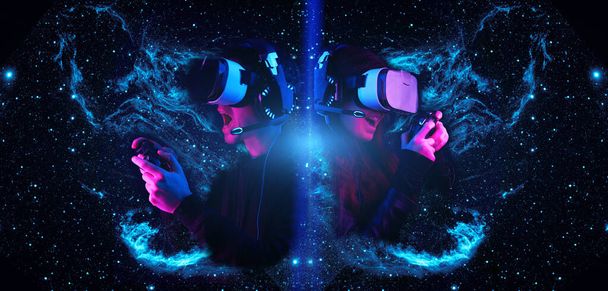 Giocatori con cuffie di realtà virtuale e gamepad. Elementi di questa immagine forniti dalla NASA. - Foto, immagini
